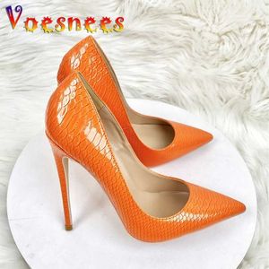 Scarpe eleganti 2023 Nuovi tacchi alti con motivo serpente arancione 12 cm Tacco sottile Décolleté da donna alla moda Punta a punta sexy Bocca superficiale Singola H240325