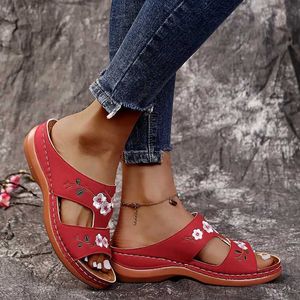 Slippare Womens Casual Fashion Hollow Flowers Wedge Sandals Outdoor Embroidered Platform Bekväm strandskor Chinelo Nuvem7Z8Q H240325