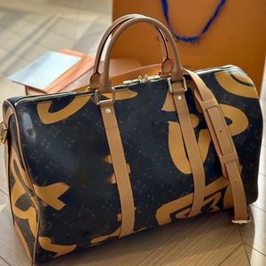 Damen-Modedesigner-Reisetasche. Klassische bedruckte, großvolumige Tragetasche aus beschichtetem Canvas-Leder. Umhängetasche