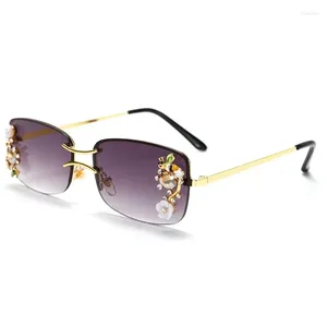 Solglasögon 2024 Senaste blommor Ladies Brand Designer Frameless Bee Glasses Season Travel Decoration Eyewear