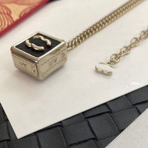 Pearl Chains High Texture Diamond Letter Pendants Designer Necklaces Choker Design Brand Pendant Men Womens Copper Wedding Jewelry Accessories Gifts