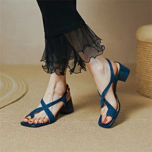 Nya sommarsandal kvinnor mjuka läder tjocka klackar korsar tå sandaler för kvinnors mode saga mitt eleganta skor 240228