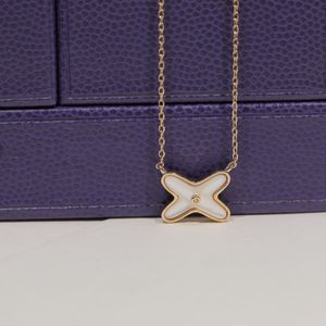 Collana intarsiata di diamanti a forma di X versione alta, amuleto di lusso leggero V in oro e Fritillaria bianca, collana incrociata, catena di clavicole