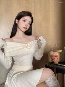 Kvinnors tröjor Stereoskopiska blommor Långärmad hängande nackstickad tröja Kvinnlig en-axel Slim Short Bottoming Shirt Fashion