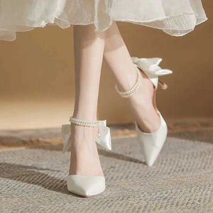 Sapatos de vestido mulheres novas sandálias de salto fino Woman Woman Pearl Butterfly Ponto de pé de salto alto Womens Shoe Wedding H240430