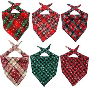 Hundebekleidung 100pc/Los Weihnachtsbandanas Plaid Schneeflocken Großer Schal Laborkragen Accessoires Haustier Vorräte