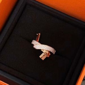 Fashionable Jewelry Personalized Lock Ring Womens Jewelry Accessories Zircon Sparkling Couple Gift Party Knot styling New 2024
