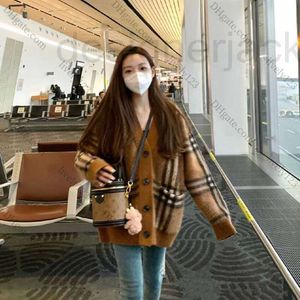 Womens Sweaters Designer 2023 Autumn/winter New Checkered Sweater Coat Womens Loose and Lazy Style Knitted Cardigan High Grade Feel Super Beautiful Top Pi7w