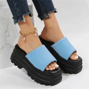 Slippare 2023 Summer New Women Single Band Platform Sandaler Black Nylon Chunky Wedges Slipper H24032503