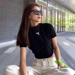 Sommer Luxus neues Stehkragen Stickerei Brief gestricktes Top Kurzarm Slim Fit Kurzarm T-Shirt bequeme hochwertige Damenbekleidung
