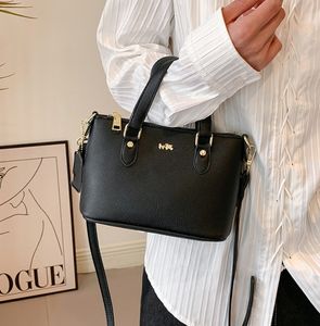 Spring Designer Carriage shoppingväska mångsidig mode axelväska messenger väskor handväska grossist