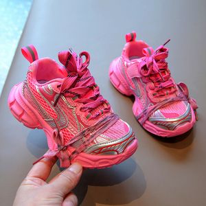 Pembe tasarımcı spor ayakkabılar tıknaz bahar slip-on açık spor ayakkabıları çocuklar erkek kızlar rahat ayakkabı nefes alabilir 2024 bebek eğitmenleri tenis moda atletik spor ayakkabı
