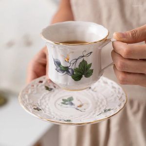 Muggar French Hollow Out Cup and Saucer sätter kreativ handmålning Delikat familjefest eftermiddagste Simple Flower Coffee Mug