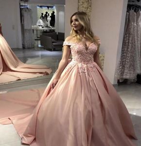 Скромные розовые цветы Vestidos De Quinceanera платья Глубокий V-образный вырез с открытыми плечами Атласное бальное платье со шлейфом Дешевые выпускные Sweet 16 Dr4555816