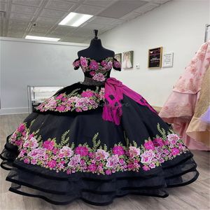 Mexikanska svarta quinceanera klänningar charro 2024 färgglada applikationer vestidos de xv anos off axlar söta 16 klänning debutante 15 vestido de para femton födelsedagsklänning