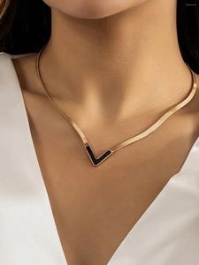 Pendanthalsband Titanium Steel V-formade damhalshalsband lyx och högkänsla V-Neck Flat Clavicle Chain Plated med 18K Gold Snak