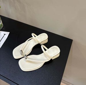 Nuovi sandali estivi Sandali con tacco alto argento da donna Moda outdoor Versatili sandali con tacco spesso Pantofole Scarpe da spiaggia da donna