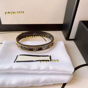 Bangle 2024 Designer Bangles Luxury Armband Bangle Brand Stamp Europe America Fashion Style Black Women Bangle rostfritt stål bröllop kärleksgåva smycken