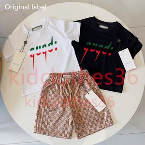 2024 Giyim Seti Orijinal Etiket Bebek Boy Boy Şort Çiçek Mektubu Çocuklar Lüks Giyim Setleri Kızlar Çocuk Klasik Giysiler Setleri Mektup Kol Takımları Aa