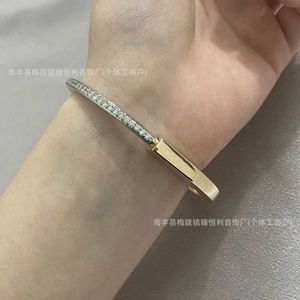 AA Designer Charm Bangle Armband Tifant Love Lock Series U-Shaped Lock Head High Version New Half Diamond Armband Pendling D1pm