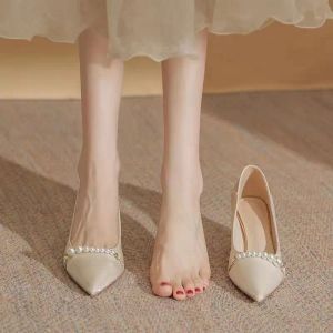 Pumpar skor för kvinnor 2023 Red High Heels Ladies Summer Footwear Sexiga pumpar Brud Pearl Wedding Shoe On Heeled Beau Today Lastest A E