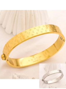 Дизайнерский женский браслет Роскошный браслет из 18-каратного золота с буквами Нежный дизайн Подарочная упаковка Пара Семейные аксессуары Мода