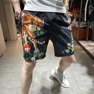 Męskie szorty męskie ubranie Summer Nowe pięciopunktowe szorty mężczyźni Koreański trend odchudzający modę drukowane męskie spodnie plażowe luźne spodnie homme l240320