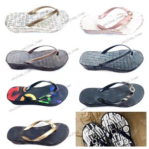 Gummi skum flip flops tofflor kvinnors remmar platt sandaler multi guld logo Bedford kilar chevron plattform glider glid på mule strand pool walk casual skjutreglage gratis fartyg