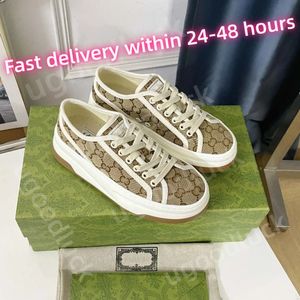 Designer-Frauen 2024 neue Segeltuchschuhe Plattform-Booster-Schuhe Frauen Vintage-Stickerei Daddy-Schuhe Männer Low-Top-Schnür-Leinwandschuhe Paar-Stil