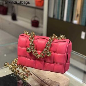 Bolsa feminina crossbody cassetes bottegvenetas tecido pele de carneiro 7a bolsas esfera corrente diagonal straddle rosa vermelho5xmv