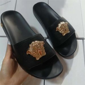 مصمم الأزياء Slippers Sandals الصيف الأولاد والبنات صندل الشاطئ النساء المطبوعة النعال المطاطية الصلبة