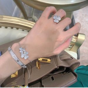 V-Armband Fanjia Schmuck Blumenring Voller Diamant-Klee-Ring Hohe Version Hochwertiger Schmuck im süßen Stil