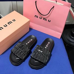 Summer Sandals Slipper Outdoor Luxury Designer Slide Miui Beach Womens Loafer Mule Sexig högkvalitativ avslappnad skor Flat Sliders Läder inomhus Sandale Pool Mens Lady