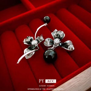 Sier Needle Kristallblume, asymmetrisch mit dunklem Stil, einzigartige Design-Sense-Ohrringe, personalisierte helle Mode-Ohrringe für Frauen