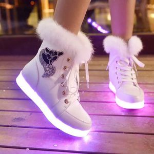 Sukienka buty 2021 polarowe buty śniegowe kobiety UBS LED LED ŚWIATŁO CAŁOŚĆ KICZNE WŁOSKIE KIKTE Zimowe ciepłe panie płaskie mujer h240325