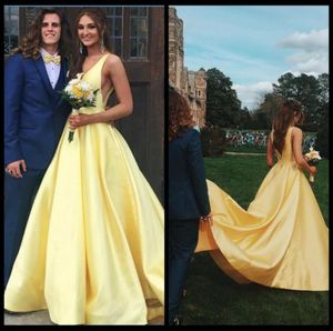 Billig gul 2019 prom klär en linje V -hals Satin Formell aftonklänningar ärmlösa sveptåg Lång flickor Party Dress5224209