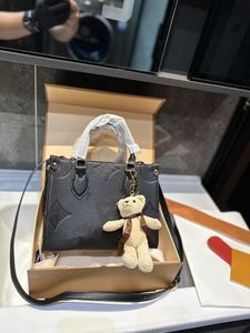 24ss kadın lüks tasarımcı tote çanta deri alışveriş omuz crossbody el çantası makyaj çantası basit ve cömert 25cm