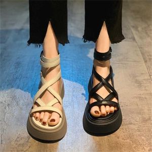 여름 샌들에서 여성을위한 고관절 발가락 캐주얼 샌들 새로운 틈새 디자인이 중공 아웃 패션 플랫 바닥 로마 신발 240228