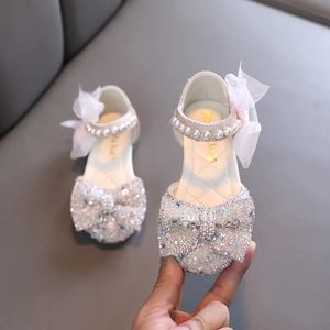 AINYFU/летние модные сандалии для девочек с блестками и бантом, детские блестящие жемчужные туфли принцессы на плоской подошве, милые детские дышащие пляжные сандалии 240307