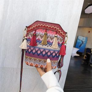 Axelväskor vintage nationella kvinnors väska tofs etnisk handvävd crossbody hippie sele för damer små handväska 4 färger