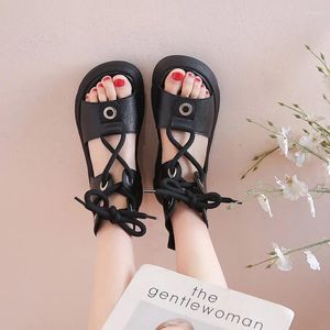 Sandaler sommaren tjocksolad snörning Kvinnor 2024 Flatbottnad gladiator svamp kaka botten mode utomhus strandflicka skor