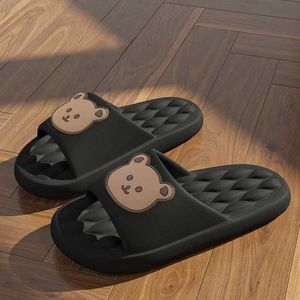 Tofflor 2024 NYA SUMMER CARTOON BEAR MEN HEM SLIDER SKOR EVA TREND KVINNER PAR NONLIP IN INHOOR OFOROUS Mysigt hus dusch05 H2403