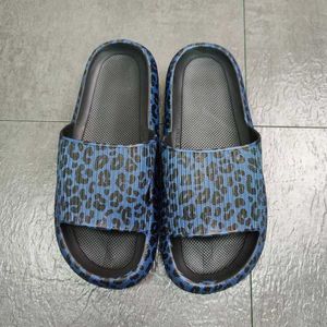 Tofflor leopard kvinnor sommar sandaler moln tjock plattform badrum för män flip flops inomhus antislip slids01belx h240322