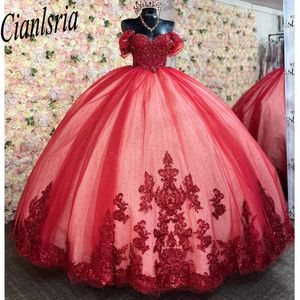 キラキラした赤い恋人Quinceanera Dresses2024プリンセスレーススパンコールページェントパーティースイート15ボールガウン