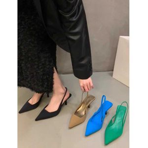 Nya franska smala Sandles -klackar höga kvinnors svarta sandaler skor nisch design pekade enkla sommarsandal kvinnor 240228
