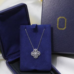 Lyxsmycken S925 Pure Silver Material Gold Plated 18K Clover Necklace Giant Sparkling Flower Shaped Pendant Full Diamond Light Luxury Collar Chain Kedja Kedja Kedja