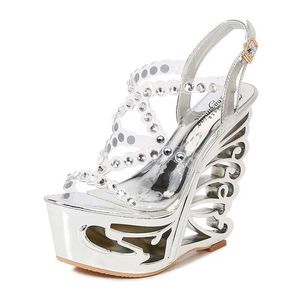 Scarpe eleganti Discoteca sexy Trasparente Super tacco alto Rivetto con diamanti Fascia in PVC Sandali moda Estate Scava fuori con zeppa Décolleté da donnaXU9Q H240321