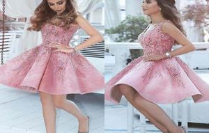 2019 Ny ankomst kort arabisk rosa hemkomstklänning en linje v hals juniorer söta 15 examen cocktail party klänning plus size custo9187273