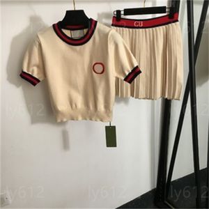 Två stycken Set Women Designer Womens Clothing Fashion Embroidered Letter Kort hylsa tröja Topp stickad sexig veckad kort kjol Datum middag födelsedagsklänning