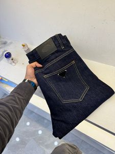 Den senaste våren och sommaren 2024 Mens Jeans Bekväm bomullsblandning Material Dark Blue Jeans High End Designer Jeans